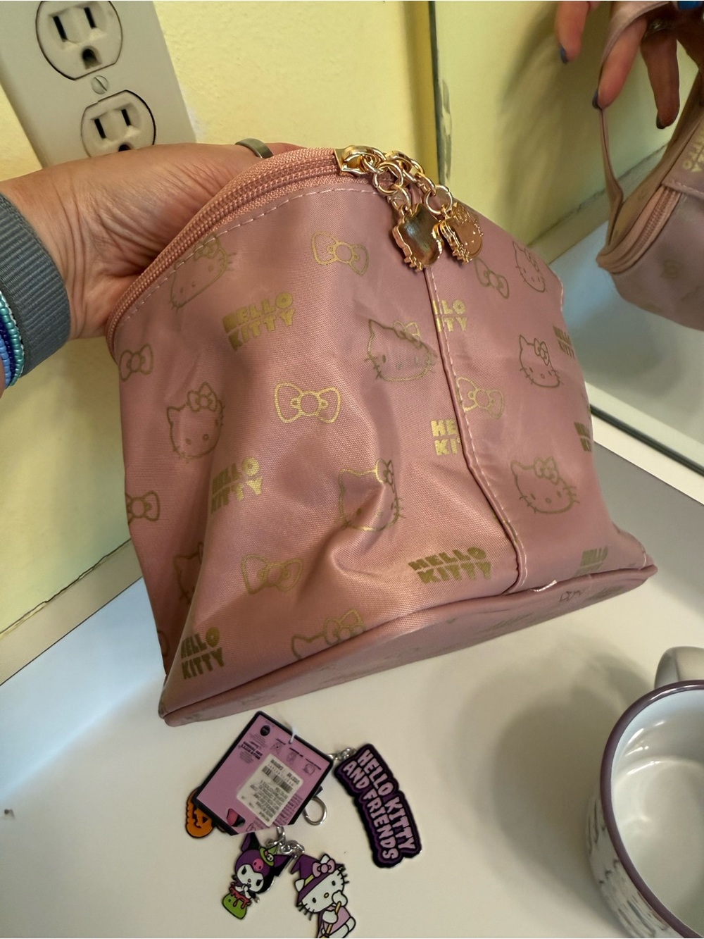 Hello Kitty Pink Cosmetic Bag/lunch bag -mug, and keychain set - Picture 6 of 7